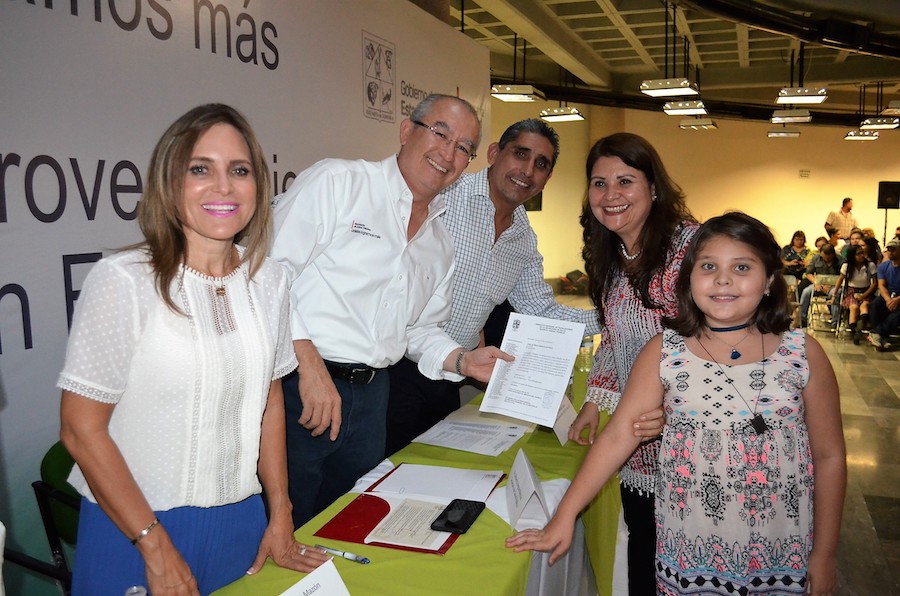 Entregan becas a hijos de trabajadores agremiados a la Secc. 43 Entregan becas a hijos de trabajadores agremiados a la Secc. 43