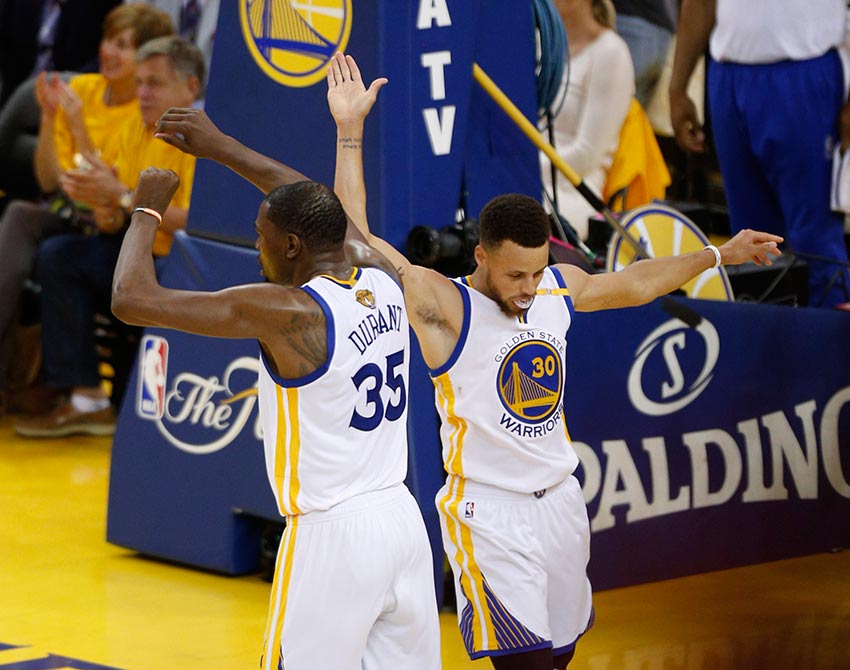 Golden State toma ventaja de 2-0 ante Cleveland