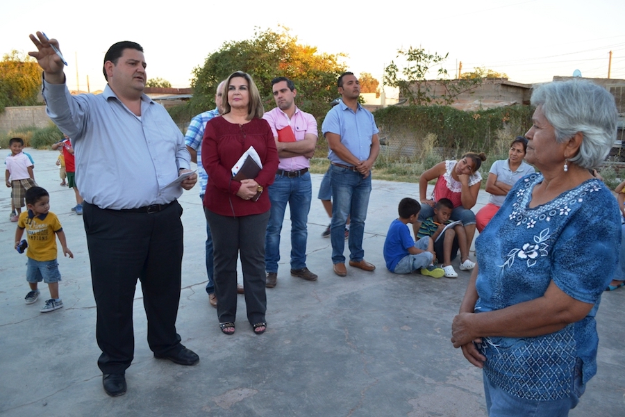 Atiende alcaldesa Karina García a vecinos de la colonia Honorato Pino Atiende alcaldesa Karina García a vecinos de la colonia Honorato Pino