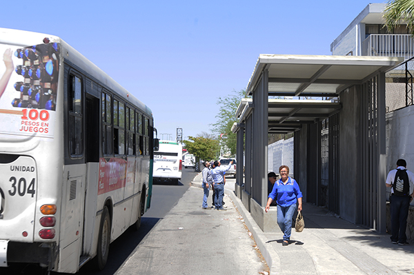 Multarán a empresa que construye parabuses