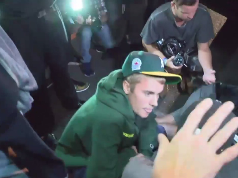 Justin Bieber atropella a paparazzi tras salir de rezar