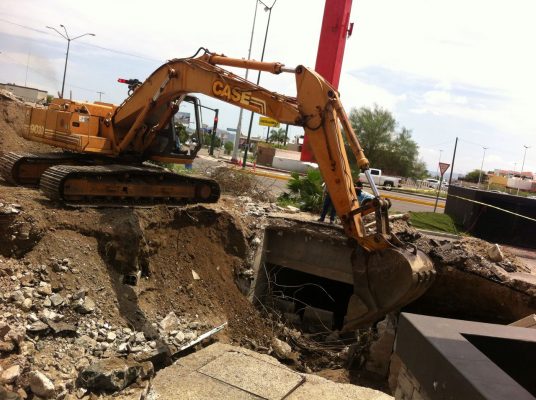 Continúan trabajos de alcantarillado en Morelos y López Portillo