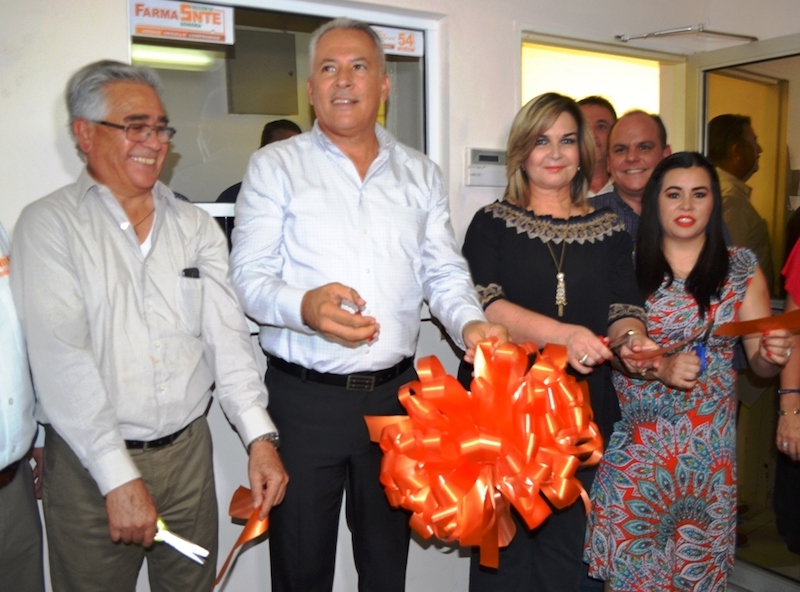 Inaugura Karina García farmacia de la Sección 54 del SNTE en Caborca