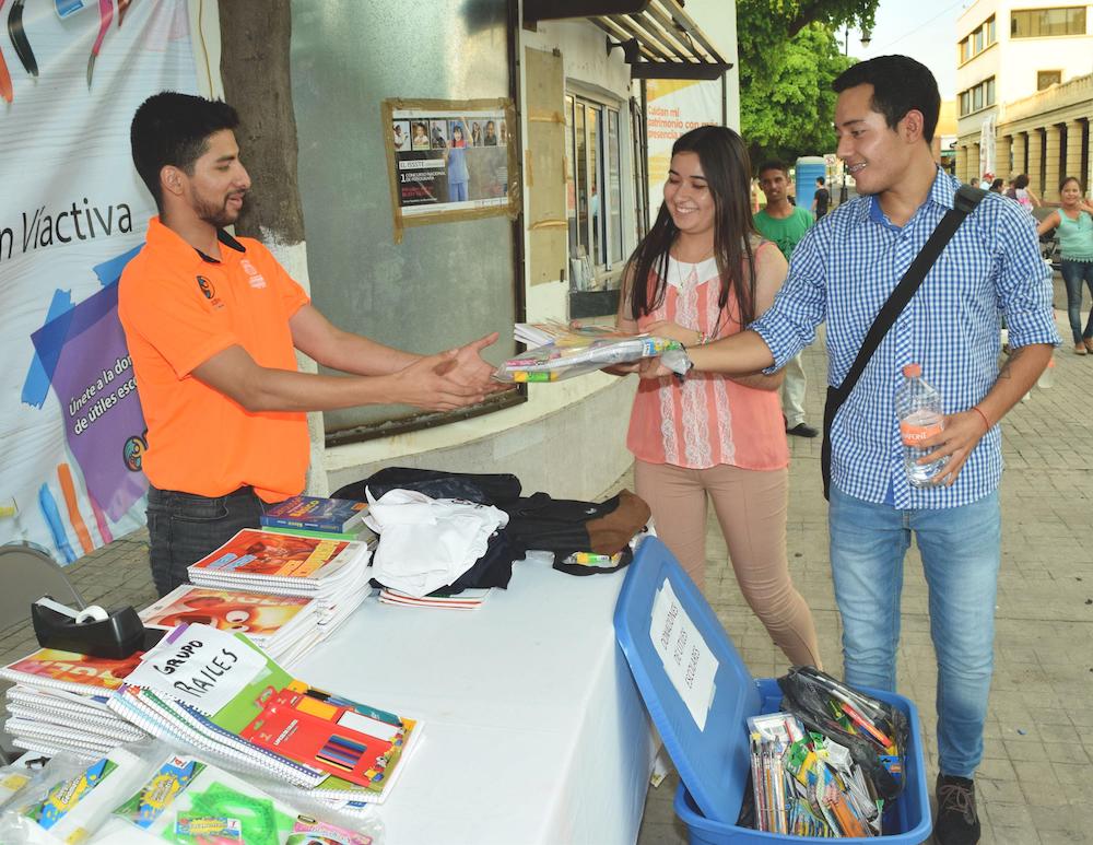 Donan hermosillenses útiles escolares en Víactiva