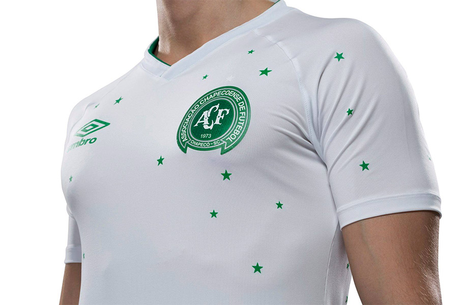 Chapecoense homenajea en camiseta a víctimas de la tragedia