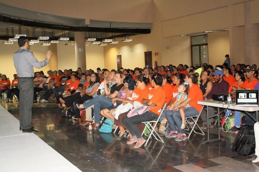 Capacitan a familias EnCausa en temas de desarrollo humano