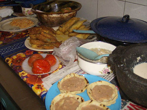 Alumnas de trabajo social de UNISON dan de comer a compañeros “foráneos”