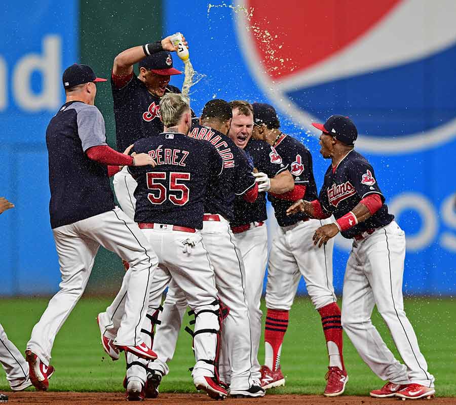 Con dramatismo, Indios extienden a 22 su racha ganadora