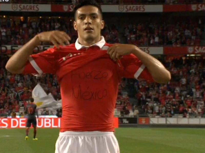 Raúl Jiménez dedica gol a México en empate del Benfica