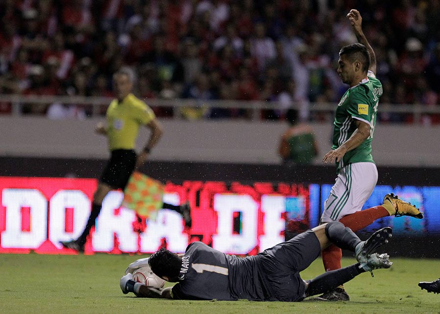 México perdona y Costa Rica acaricia el Mundial