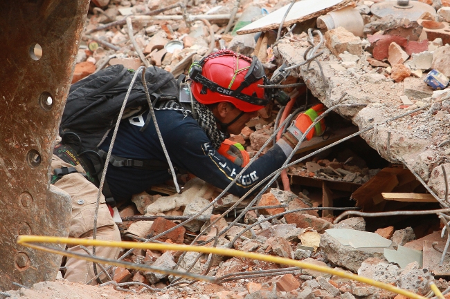 Siguen labores de rescate de niños en la escuela Enrique Rébsamen Siguen labores de rescate de niños en la escuela Enrique Rébsamen