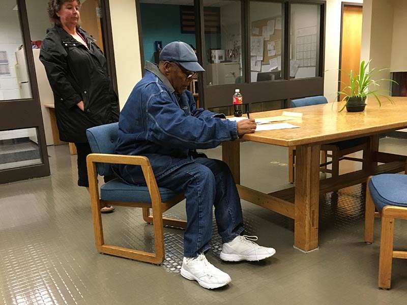 Liberan a OJ Simpson tras nueve años en prisión