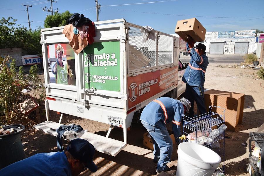 Retiran seis indigentes que acumulaban desechos en tres lotes baldíos