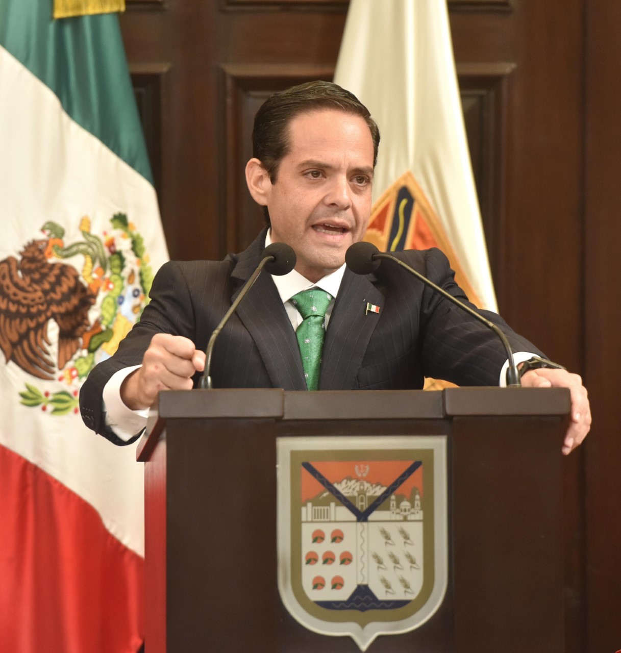 Maloro Acosta invita  a joven siria a estudiar en Colegio de Sonora