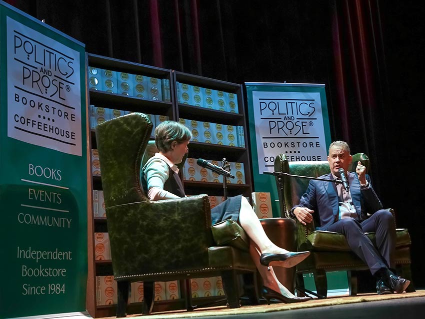 Tom Hanks critica a Trump por su llamada a la viuda de un soldado