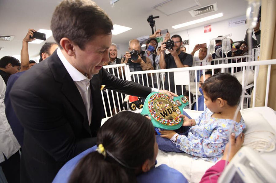 Golovkin reparte regalos en hospital infantil de la CDMX