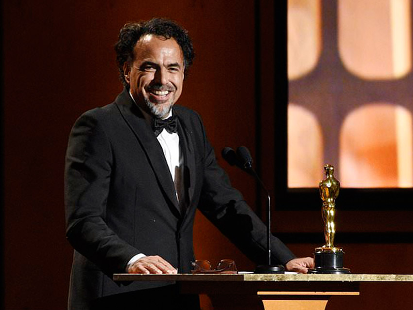 Un emocionado Iñárritu recibe el Oscar especial por ‘Carne y arena’ Un emocionado Iñárritu recibe el Oscar especial por ‘Carne y arena’