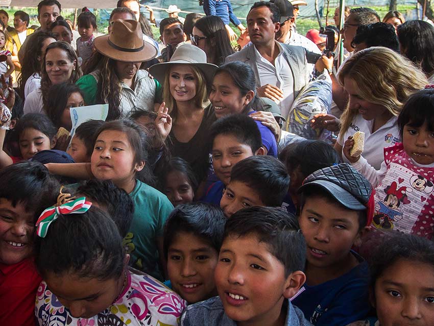 Paris Hilton visita Xochimilco para apoyar a damnificados Paris Hilton visita Xochimilco para apoyar a damnificados