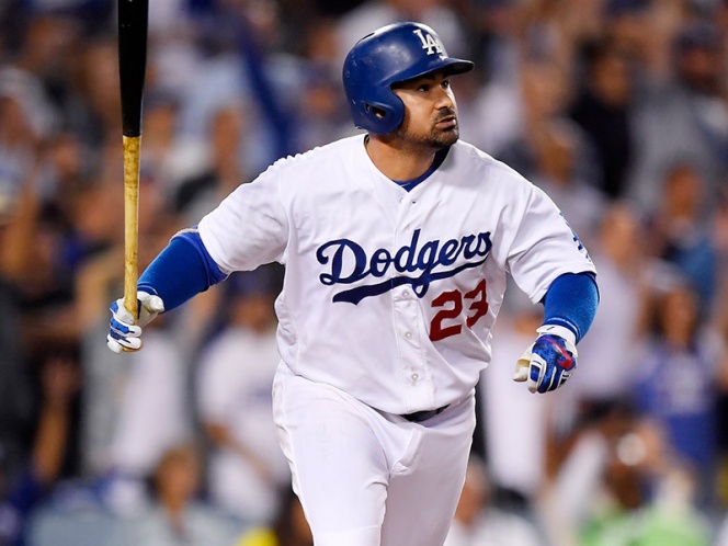 Adrián González se convierte en agente libre