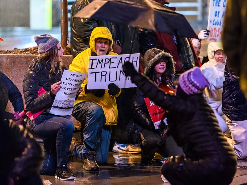 Protestan contra Trump en final del futbol colegial