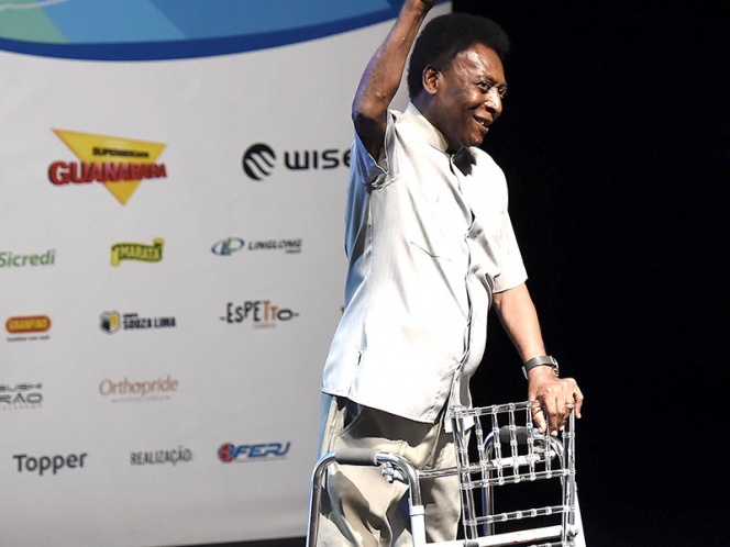 Pelé bromea acerca de la andadera que necesita para caminar