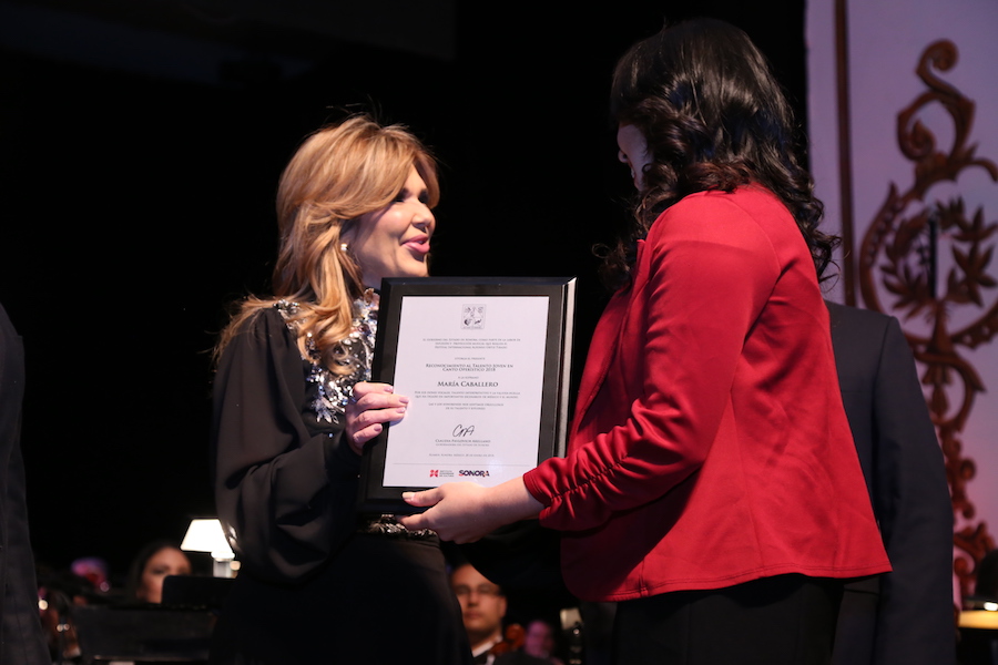 Reconoce Gobernadora Pavlovich a soprano Rebeca Olvera con Medalla Alfonso Ortiz Tirado 2018 Reconoce Gobernadora Pavlovich a soprano Rebeca Olvera con Medalla Alfonso Ortiz Tirado 2018