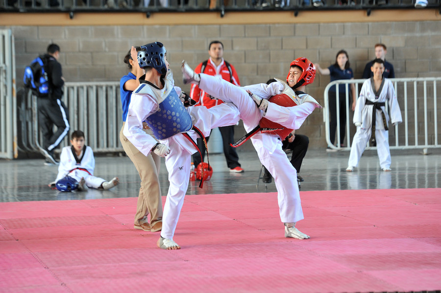 Dominan capitalinos primera jornada de la olimpiada estatal de taekwondo