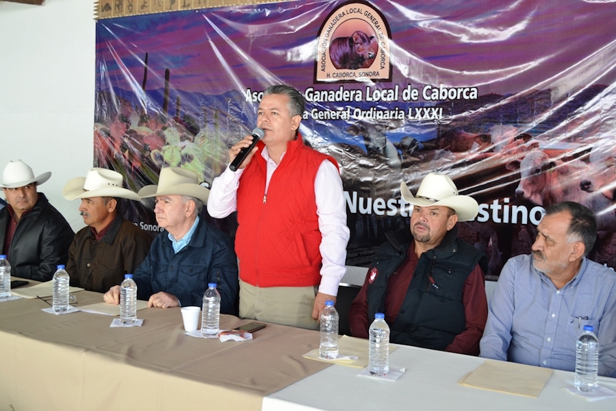 Atestigua alcalde Héctor Martínez asamblea de ganaderos