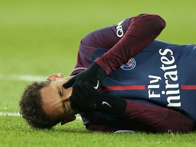 Neymar, en duda contra el Madrid por esguince y fisura
