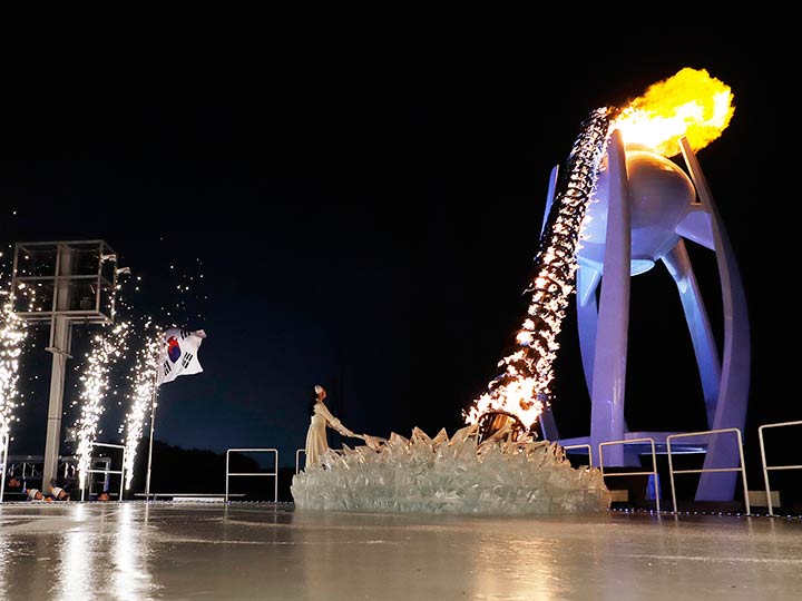 Se unen las dos Coreas para encender la llama olímpica