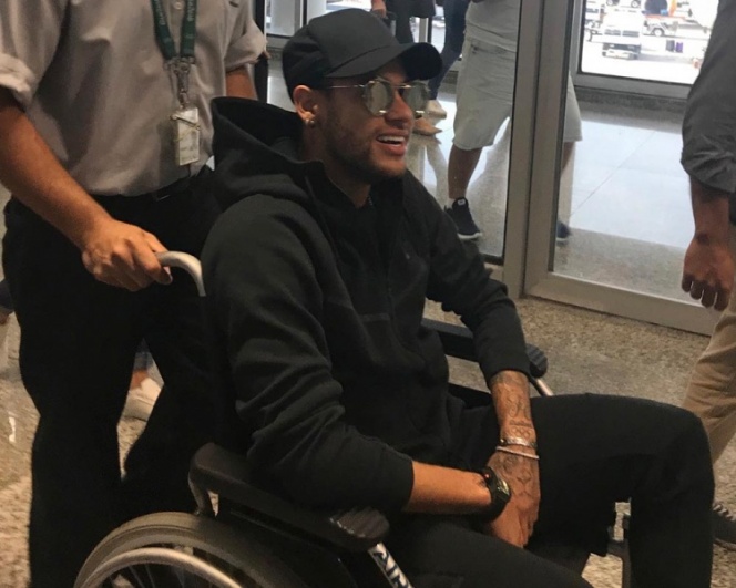 Neymar deja el hospital en silla de ruedas