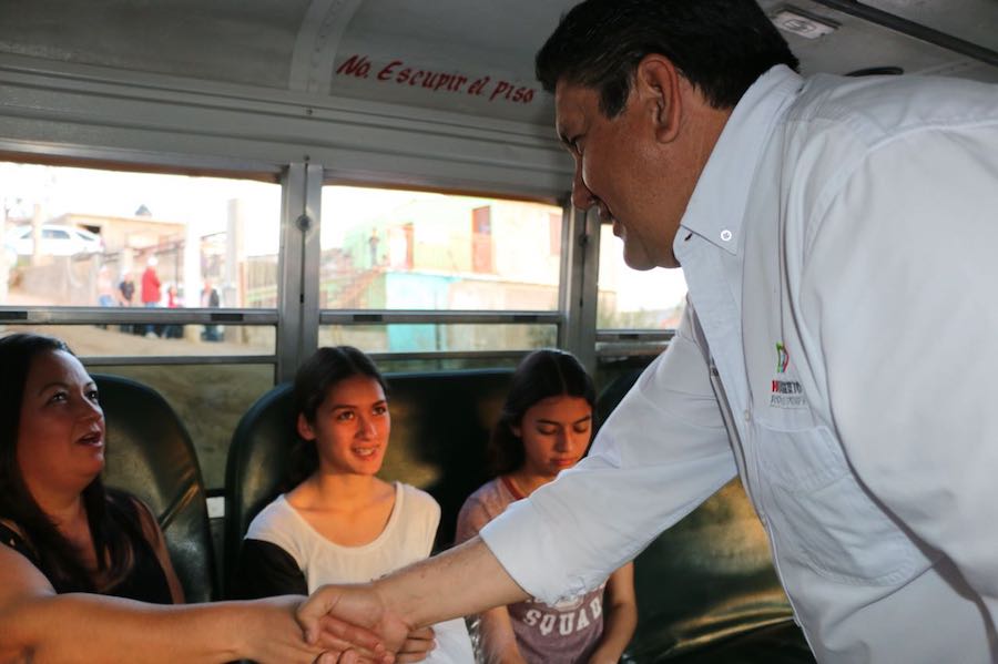 Robles Pompa recorre colonias en Nogales