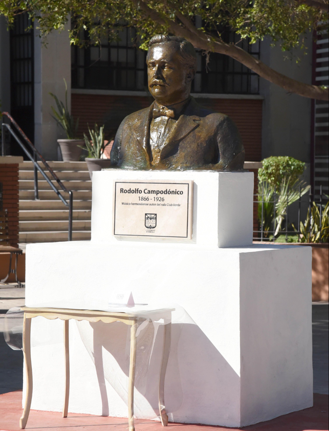 Reinstalan busto del compositor Rodolfo Campodónico Morales
