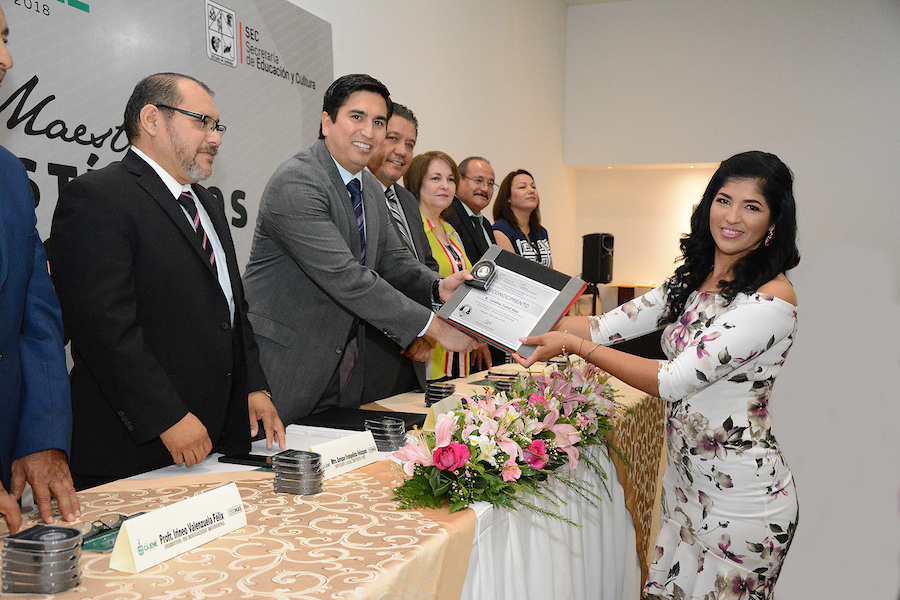 Reconocen a maestros de Cajeme por 20 años de servicio