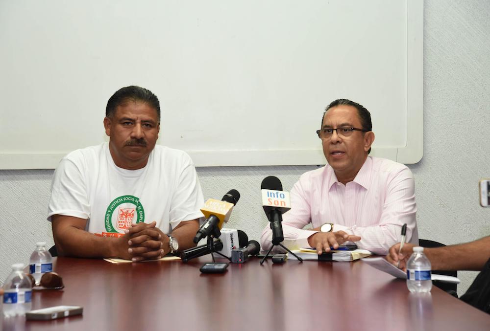 Cumple Ayuntamiento con entrega de becas a hijos de trabajadores Cumple Ayuntamiento con entrega de becas a hijos de trabajadores