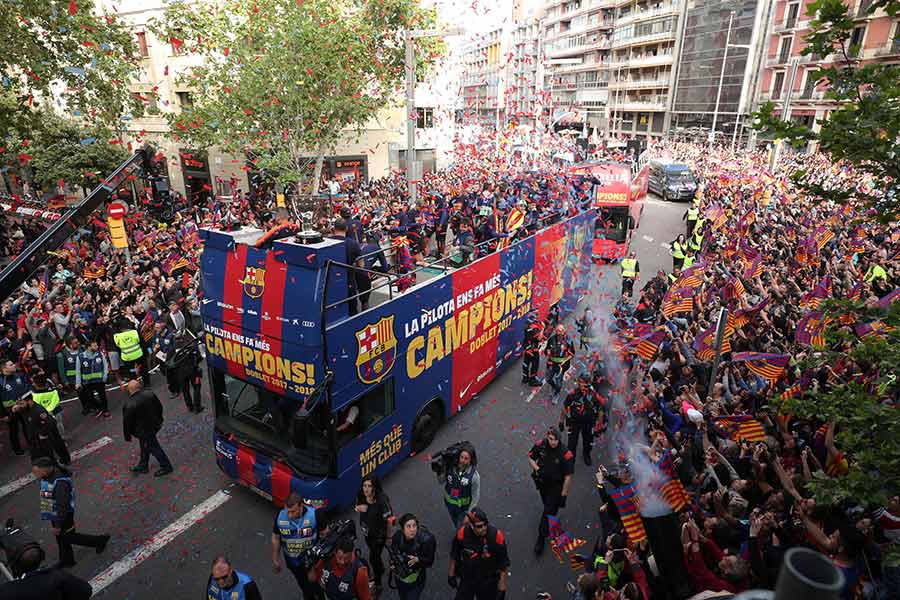 Barcelona presume su doblete por las calles