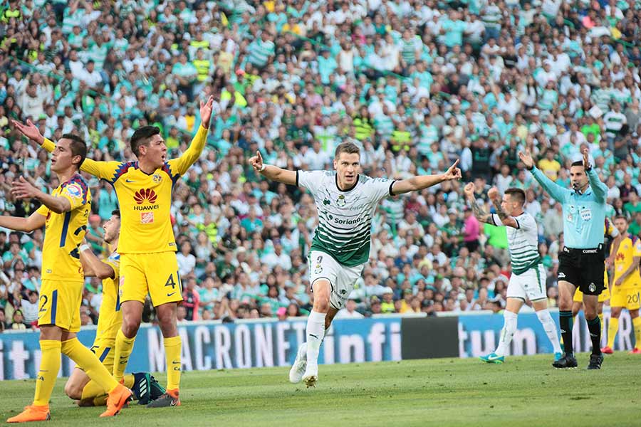Santos ‘despluma’ al América y pone un pie en la final