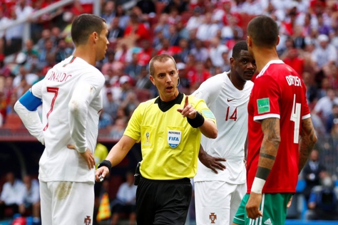 Acusan a árbitro de pedir playera de Cristiano; FIFA lo defiende