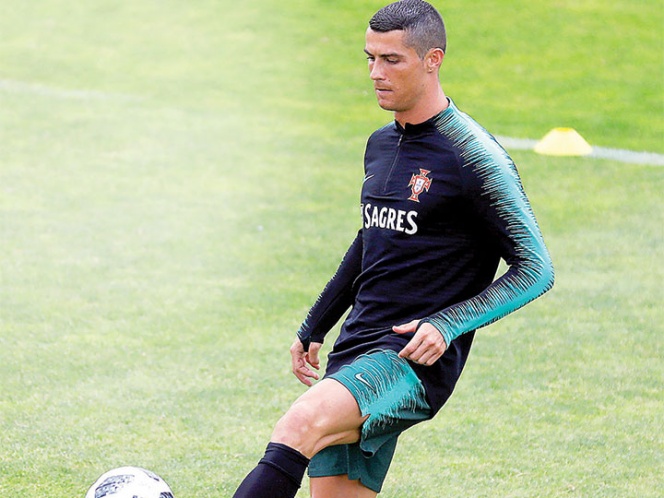 Cristiano entrena con Portugal sin hablar del Madrid
