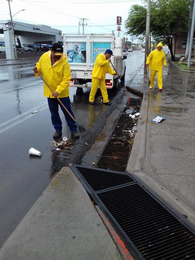 Refuerza Servicios Públicos Municipales limpieza de alcantarillas Refuerza Servicios Públicos Municipales limpieza de alcantarillas
