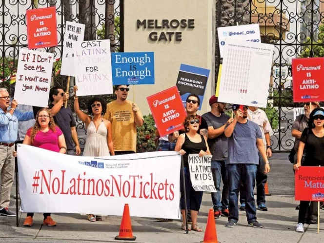 Activistas exigen que contrate a más artistas latinos