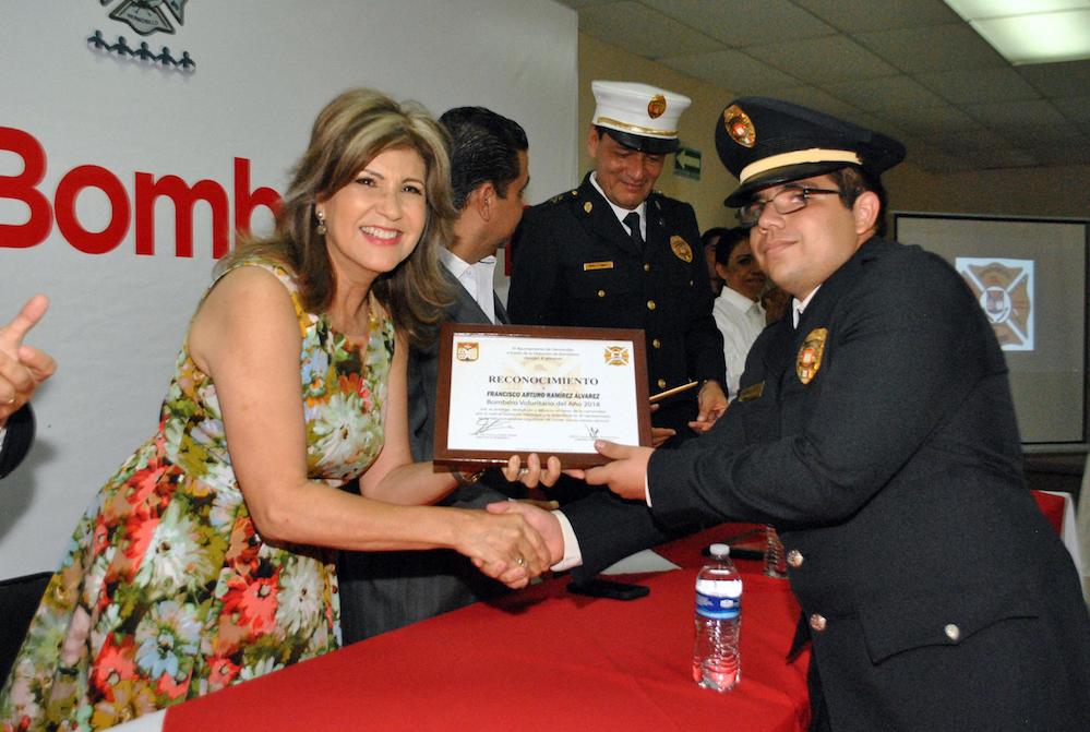 Entrega Presidenta Municipal reconocimientos a Bomberos de Hermosillo