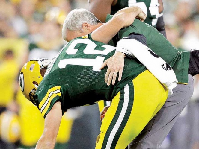 Aaron Rodgers soporta el dolor