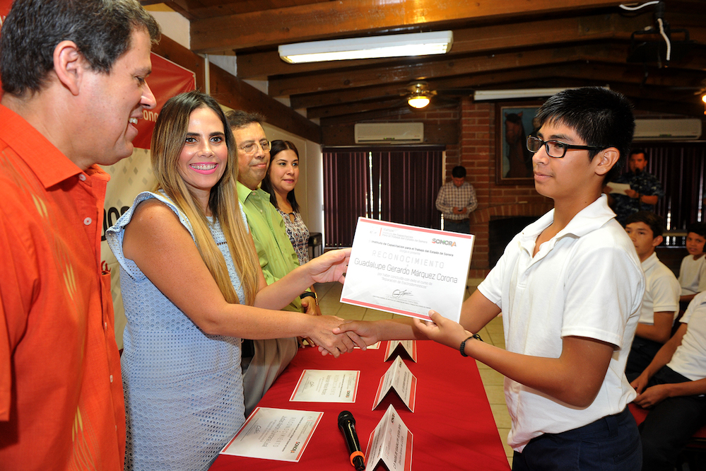 Entrega Directora de Icatson certificados a estudiantes del Instituto Kino