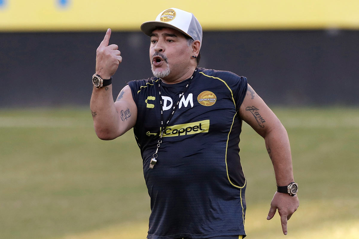 Maradona recibe trato de estrella de rock