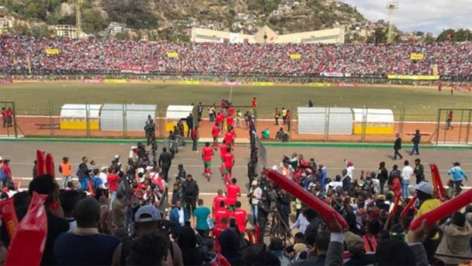 Muere aficionado tras estampida en estadio