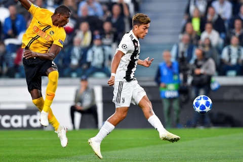Dybala hace triplete ante la mirada de Cristiano