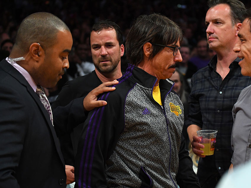 Anthony Kiedis, de RHCP, es expulsado de partido de la NBA Anthony Kiedis, de RHCP, es expulsado de partido de la NBA