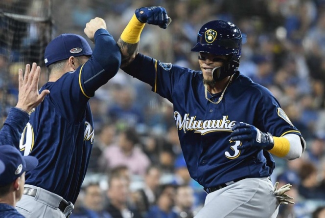 Milwaukee blanquea a los Dodgers y toma ventaja