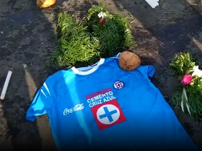 Bruja hace ritual para acabar con maldición de Cruz Azul